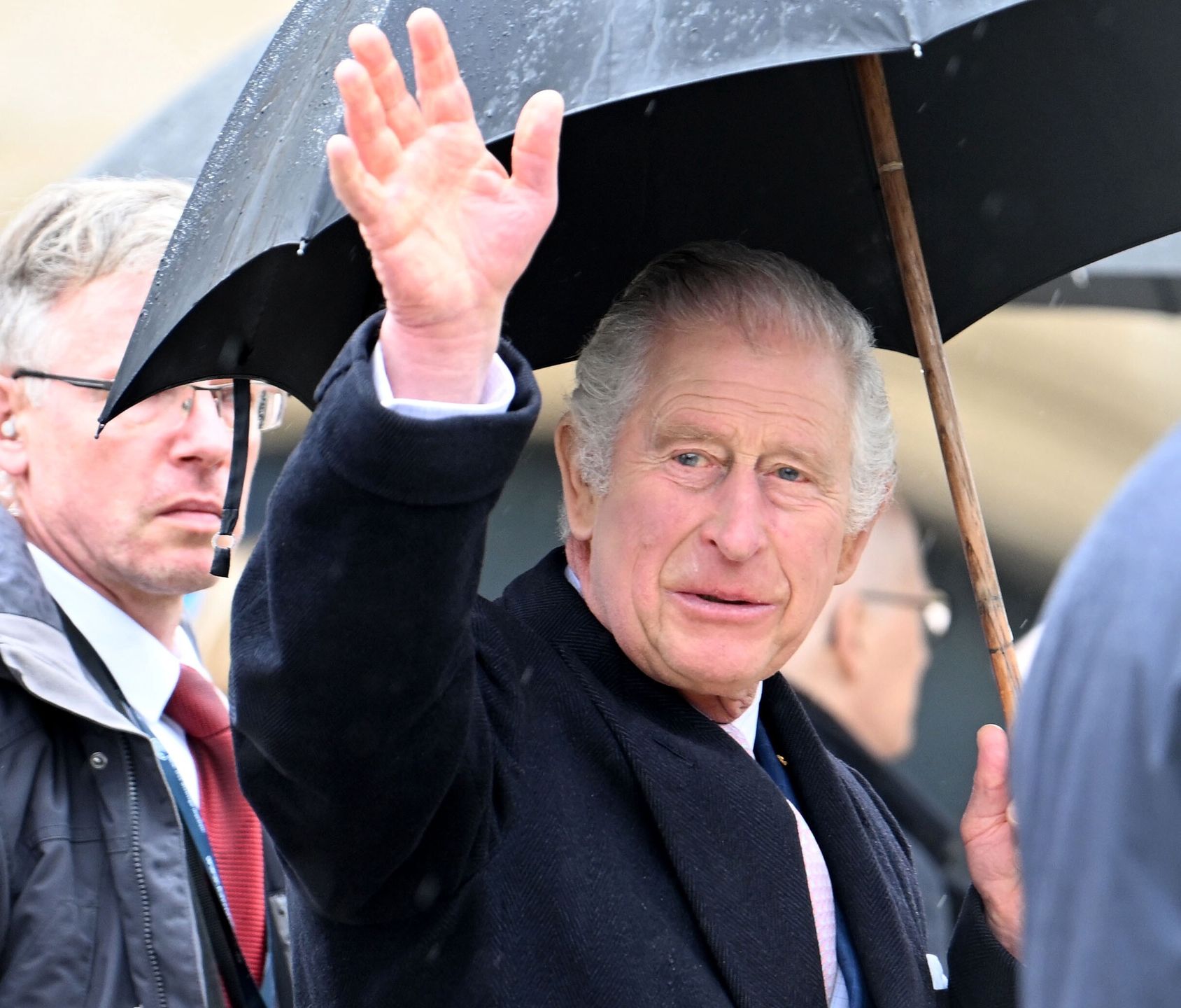 Britain's King Charles III visits Hamburgepa10552188 Britain's King Charles III gestures as he arrives at the Dammtor train station in Hamburg, Germany, 31 March 2023. King Charles III is on a three-day visit to Germany, his first state visit abroad as a monarch.  EPA/FILIP SINGER Dostawca: PAP/EPA.FILIP SINGER