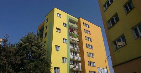 Podpalili elewacje bloku na os. Skarpa. 16 i 18-latek odpowiedzą za wyrządzone szkody