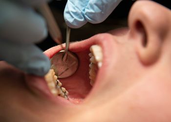 "Upokarzające". Dentystka zniszczyła jej zęby. Tyle przyznał sąd
