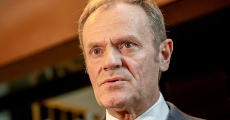 Donald Tusk stracił prawo jazdy. Nie skończyło się tylko na mandacie