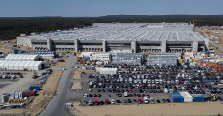 Gigafabryka, a zarobki? "Czasem żadne". Rozmawiamy z Polakami, którzy budują zakład Tesli