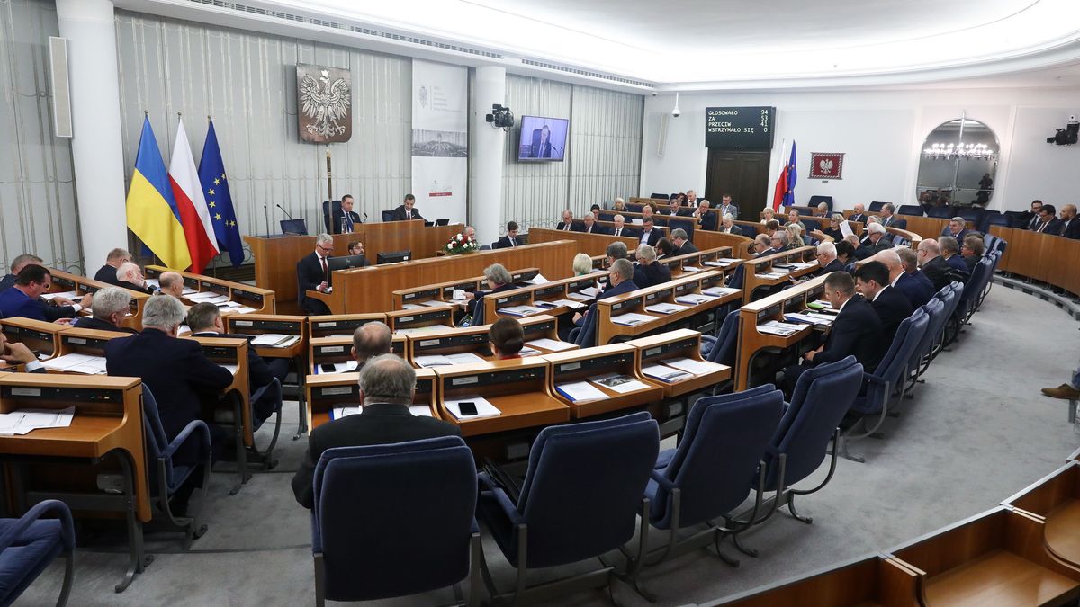 Warszawa, 27.10.2022. Senatorowie na sali obrad Senatu w Warszawie, 27 bm. Senat wznowił posiedzenie. Na początku obrad zaplanowano głosowania nad ustawą wprowadzającą maksymalne ceny energii elektrycznej dla gospodarstw domowych, samorządów i firm oraz ustawą umożliwiającą samorządom sprzedaż węgla po preferencyjnej cenie. (mr) PAP/Tomasz Gzell