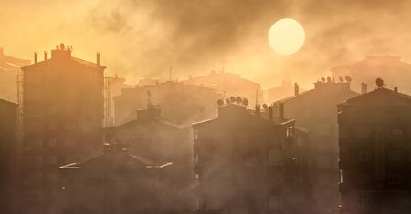 Smog i koronawirus to zabójcze połączenie? Nowe badania oceniają ryzyko