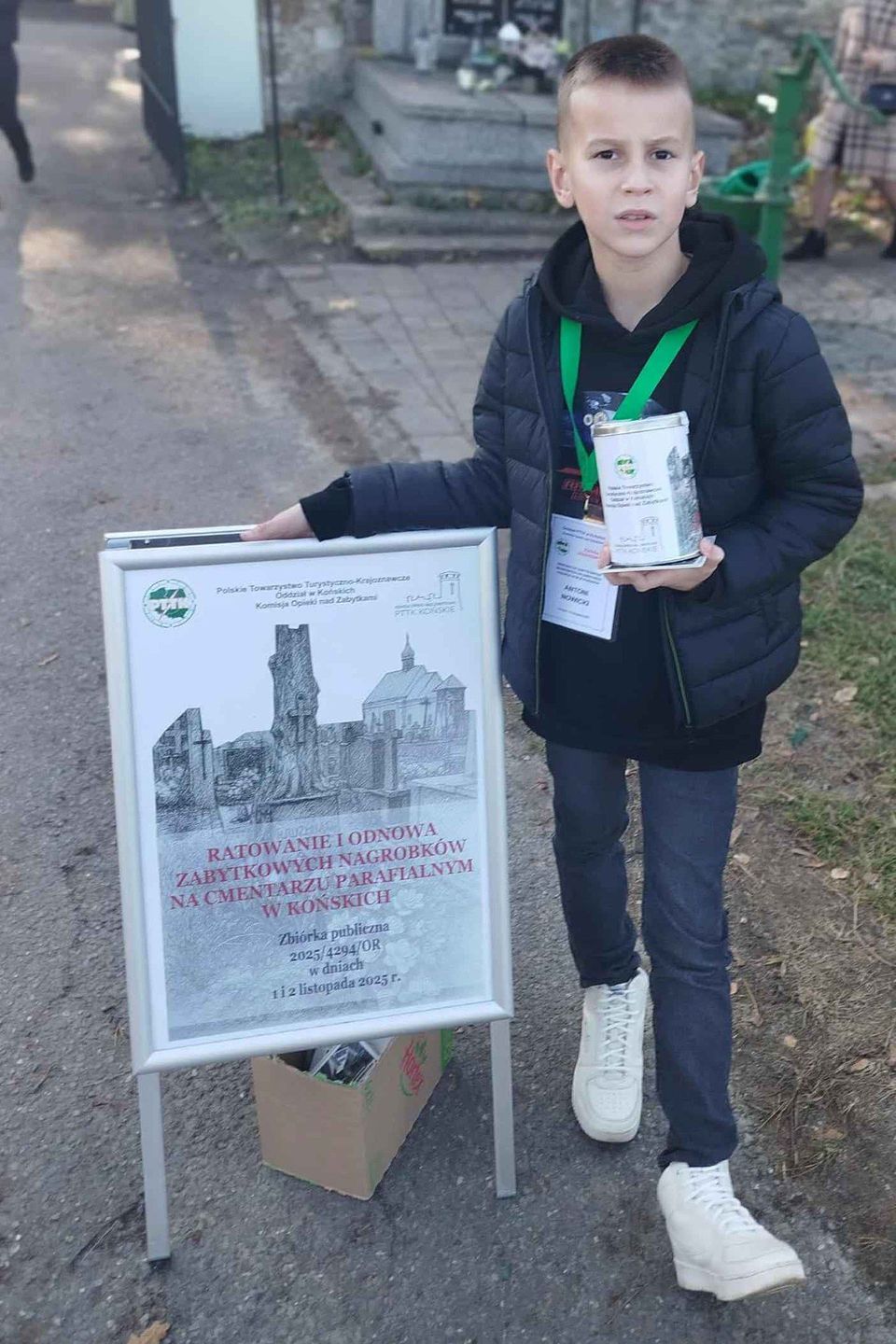 Kwesta PTTK na koneckim cmentarzu. Najmłodszy wolontariusz, dziewięcioletni Antek Nowicki