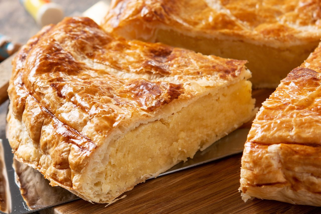 Francuzi pieką na Trzech Króli. Ten, kto trafi na niespodziankę, dostanie koronę