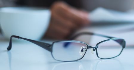 Ukradł okulary w salonie optycznym. Policja szuka tego mężczyzny