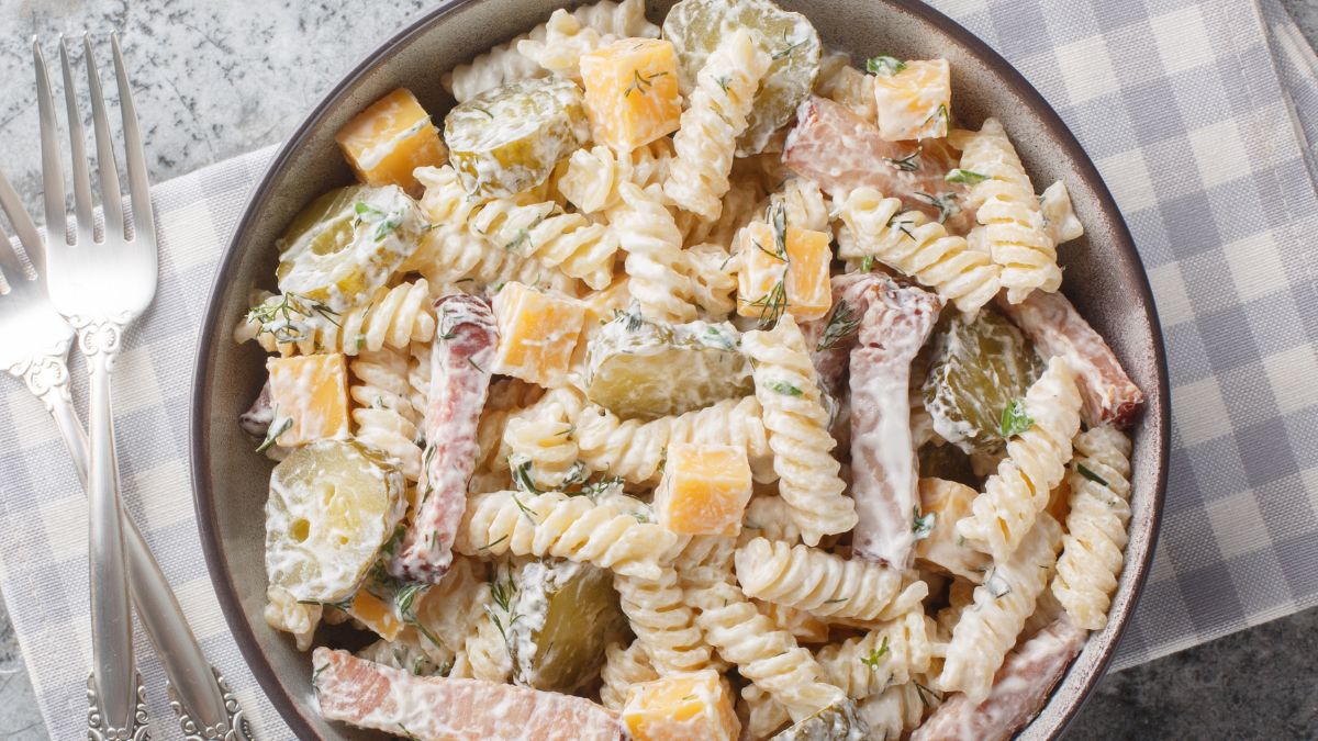 Sałatka studencka z makaronem