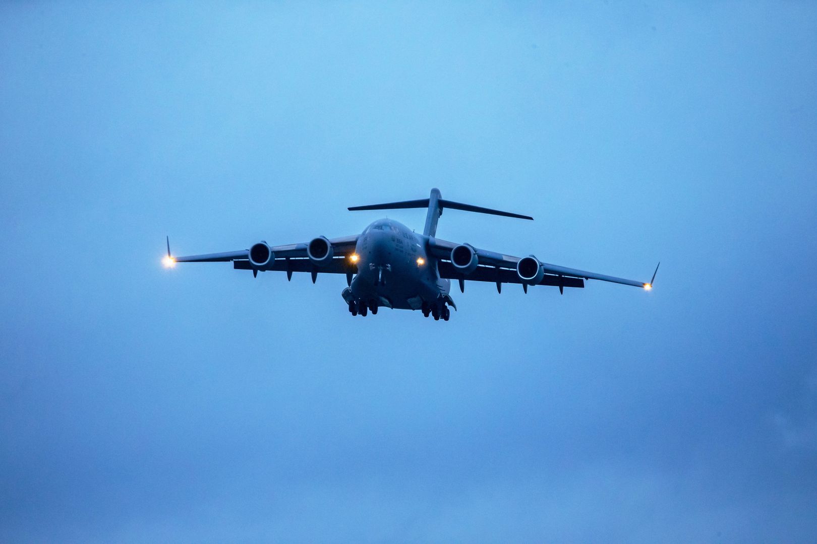 Lądowanie samolotu Boeing C-17 Globemaster U.S. Air Force na lotnisku w Bydgoszczy