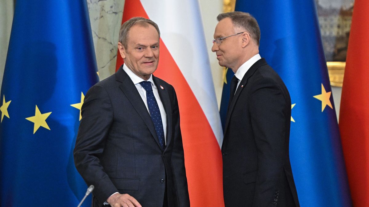 Donald Tusk, Andrzej Duda
Warszawa, 13.02.2024. Prezydent Andrzej Duda (P) i premier Donald Tusk (L) na posiedzeniu Rady Gabinetowej, 13 bm. w Pa�acu Prezydenckim w Warszawie. Andrzej Duda ma z rz�dem przedyskutowa� realizacj� strategicznych inwestycji, takich jak Centralny Port Komunikacyjny, kwesti� energetyki j�drowej oraz modernizacj� polskiej armii. (ad) PAP/Radek Pietruszka
Radek Pietruszka
KPRP, polityk, polityka, posiedzenie, Rada Gabinetowa, armia, bezpiecze�stwo, CPK, energetyka, energia, j�drowa, ministrowie, modernizacja, Pa�ac Prezydencki, polska, premier, Prezydent RP, rada ministr�w, rozmowy, rz�d Donalda Tuska, spotkanie, flaga, flagi, Polski, Unii Europejskiej, unijna