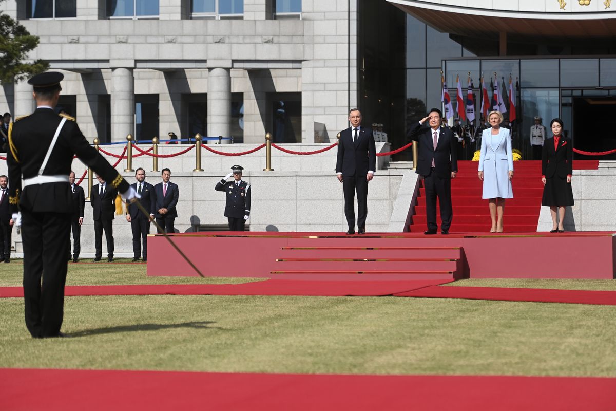 korea połnocna, korea południowa, Andrzej Duda, propaganda, pjongjang Propagandowe ulotki nad pałacem prezydenckim w Seulu. Wybuchł balon z Pjongjangu