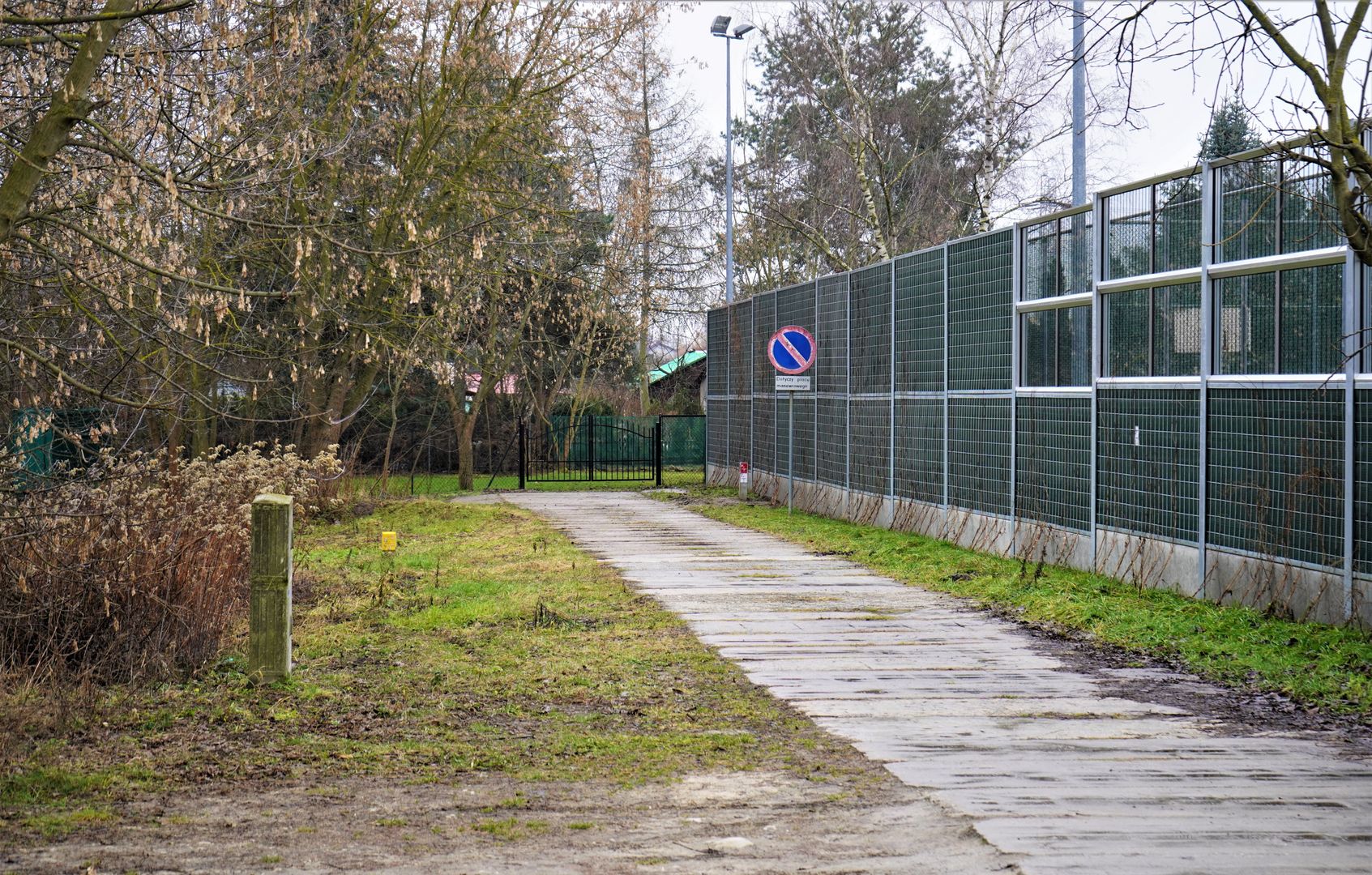 Wzdłuż boiska powstał ekran akustyczny