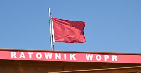 Alarm na kilku kąpieliskach. Czerwone flagi powiewają nie tylko z powodu sinic