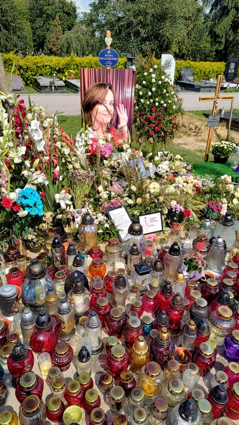Fani cały czas przynoszą znicze na grób Kołaczkowskiej