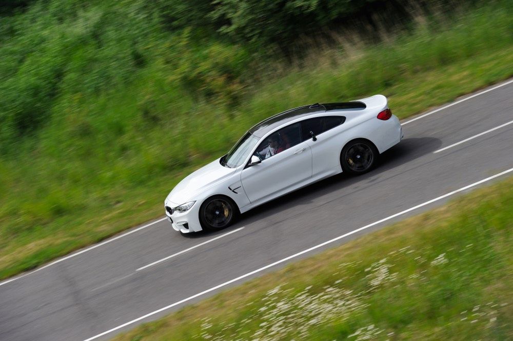 Na prostej wyraźnie czuć przewagę M4 nad M235i, ale w zakrętach ten drugi jest sporo szybszy i daje więcej przyjemności z jazdy. To tylko M-Performance, z zapartym tchem czekamy na M2 czystej krwi.