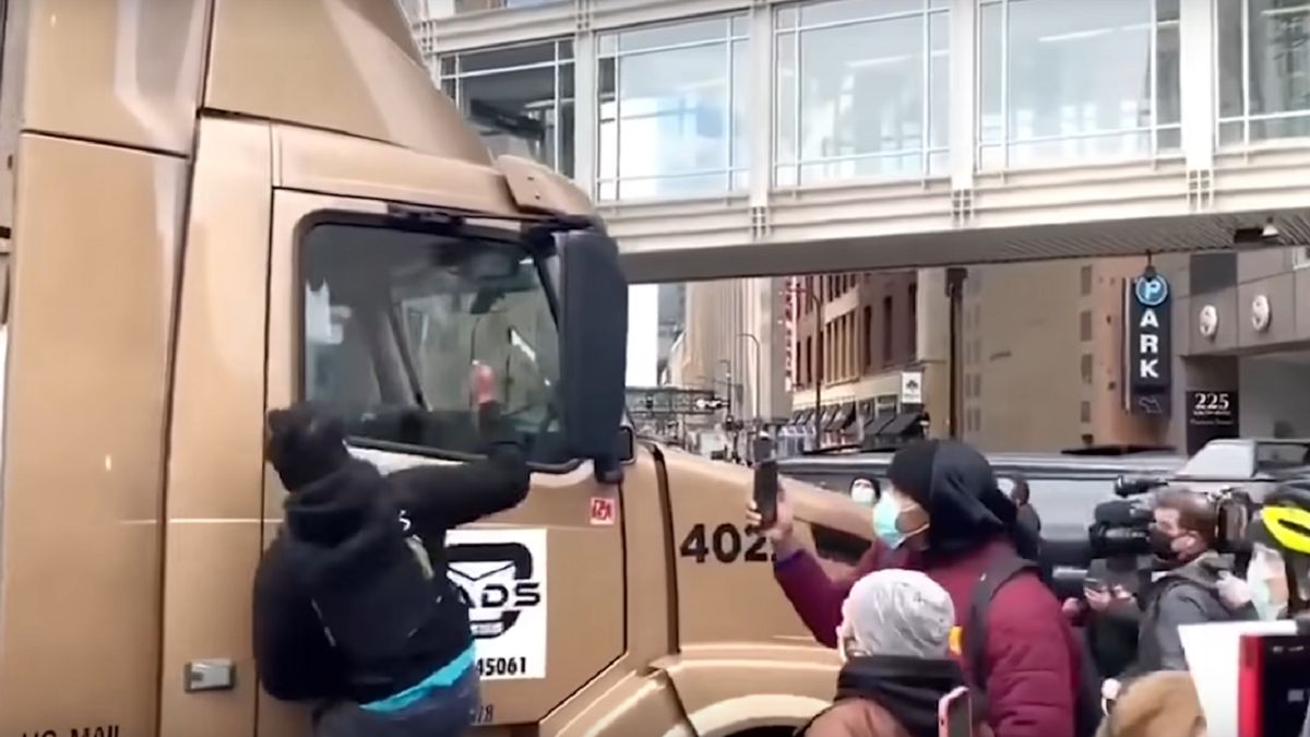 Ciężarówka wjechała w tłum świętujący wyrok Derka Chauvina.