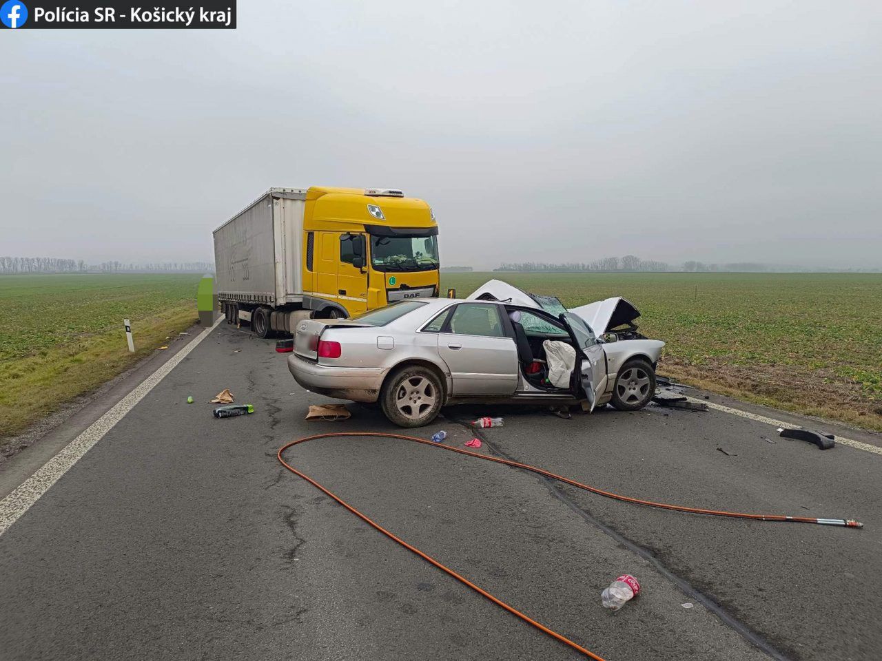 Kierowca audi zginął po zderzeniu z ciężarówką