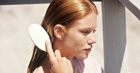 Glass hair to nowy trend w stylizacji włosów. Jak uzyskać efekt błyszczącej tafli?