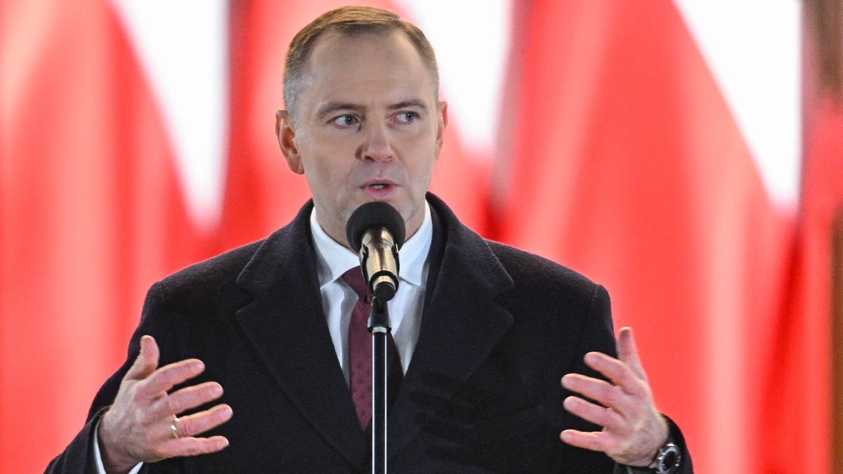 Warszawa, 29.11.2025. Prezydent RP Karol Nawrocki przemawia podczas uroczystości z okazji Dnia Podchorążego i 195. rocznicy wybuchu Powstania Listopadowego, 29 bm. na dziedzińcu Belwederu w Warszawie. (jm) PAP/Radek Pietruszka