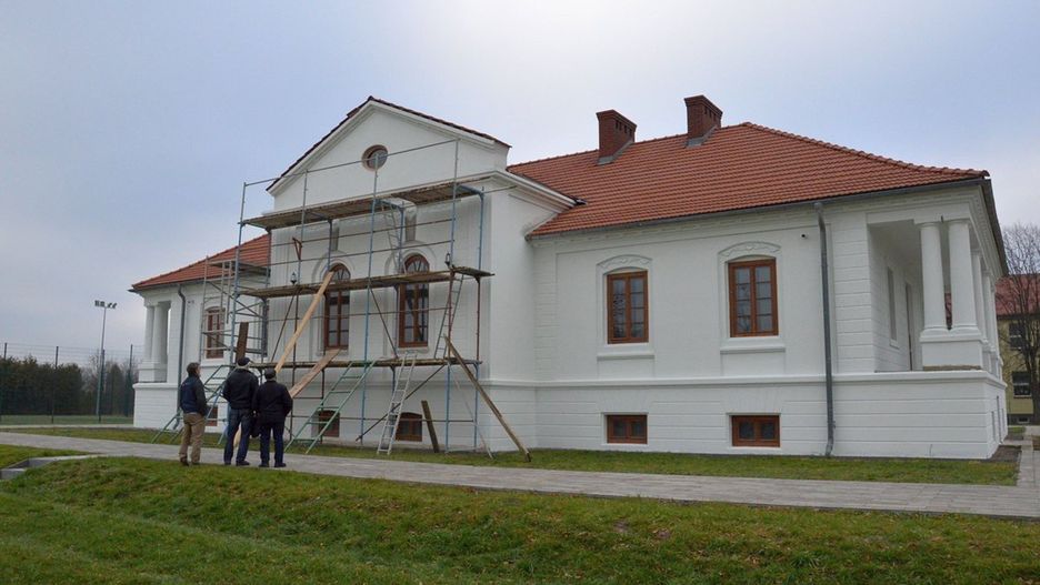 Dwór w Kotowej Woli z każdym rokiem wygląda piękniej