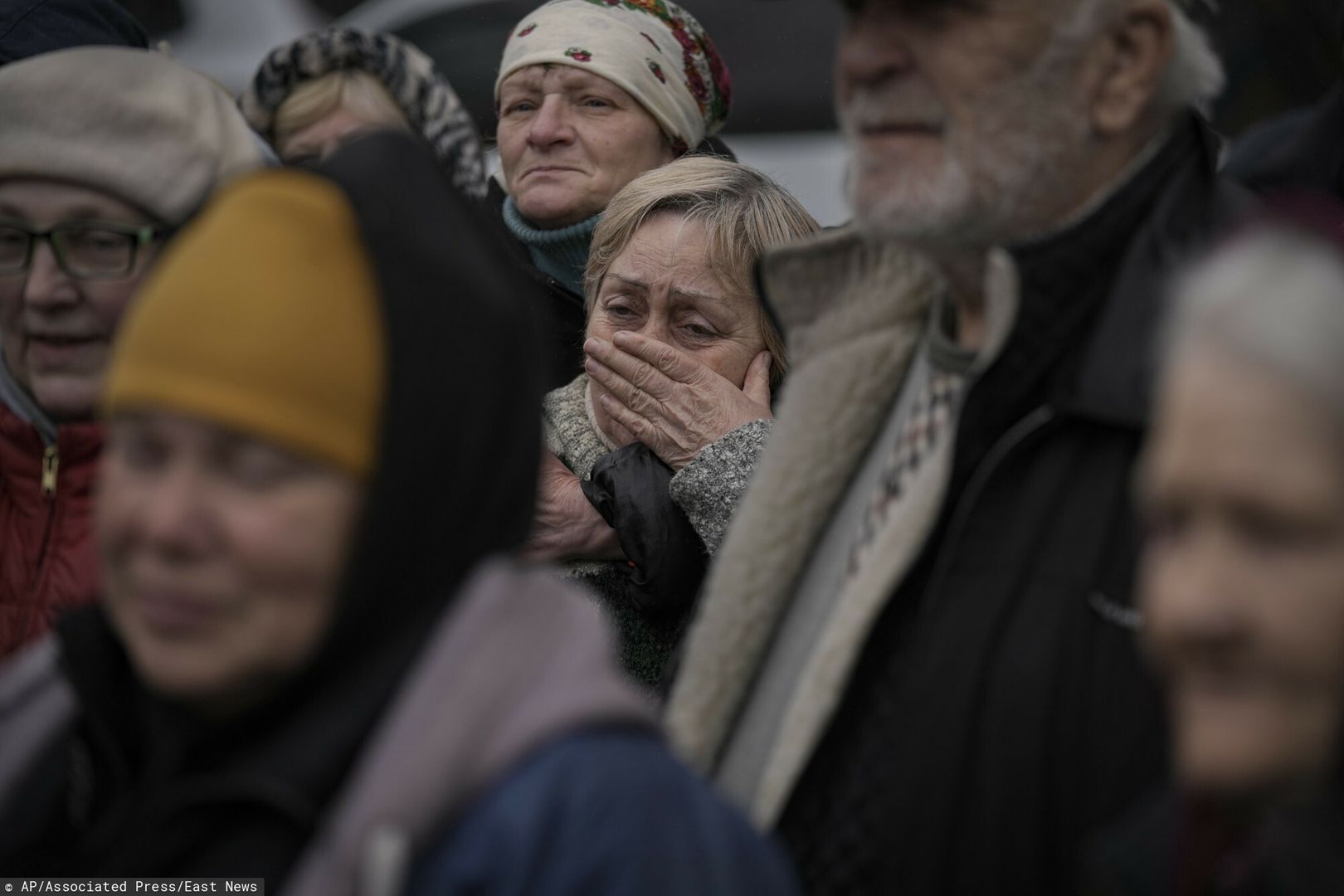 Wojna w Ukrainie - Bucza wyzwolona z r?k RosjanA woman cries as residents listen to a Ukrainian serviceman speaking after a convoy of military and aid vehicles arrived in the formerly Russian-occupied Kyiv suburb of Bucha, Ukraine, Saturday, April 2, 2022. As Russian forces pull back from Ukraine's capital region, retreating troops are creating a "catastrophic" situation for civilians by leaving mines around homes, abandoned equipment and "even the bodies of those killed," President Volodymyr Zelenskyy warned Saturday. (AP Photo/Vadim Ghirda)AP
