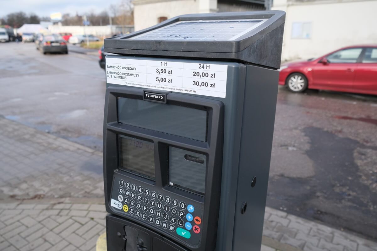 Płatny parking w miejscu dawnego placu odjazdu busów przy al. Tysiąclecia / ul. Cerkiewna