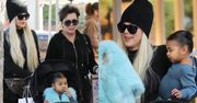 "Naturalna" Kris Jenner i zamaskowana Khloe Kardashian z córką buszują po targowisku (ZDJĘCIA)