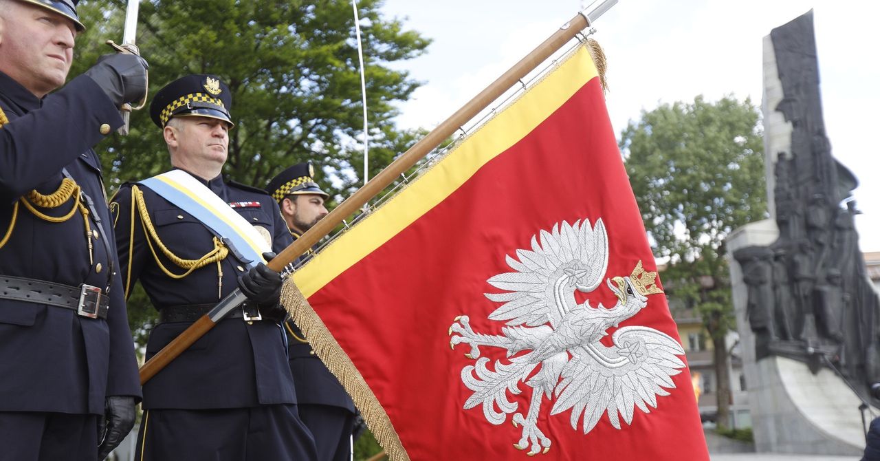 Kwiaty i salwa honorowa w 80. rocznicę zakończenia II wojny światowej w Częstochowie
