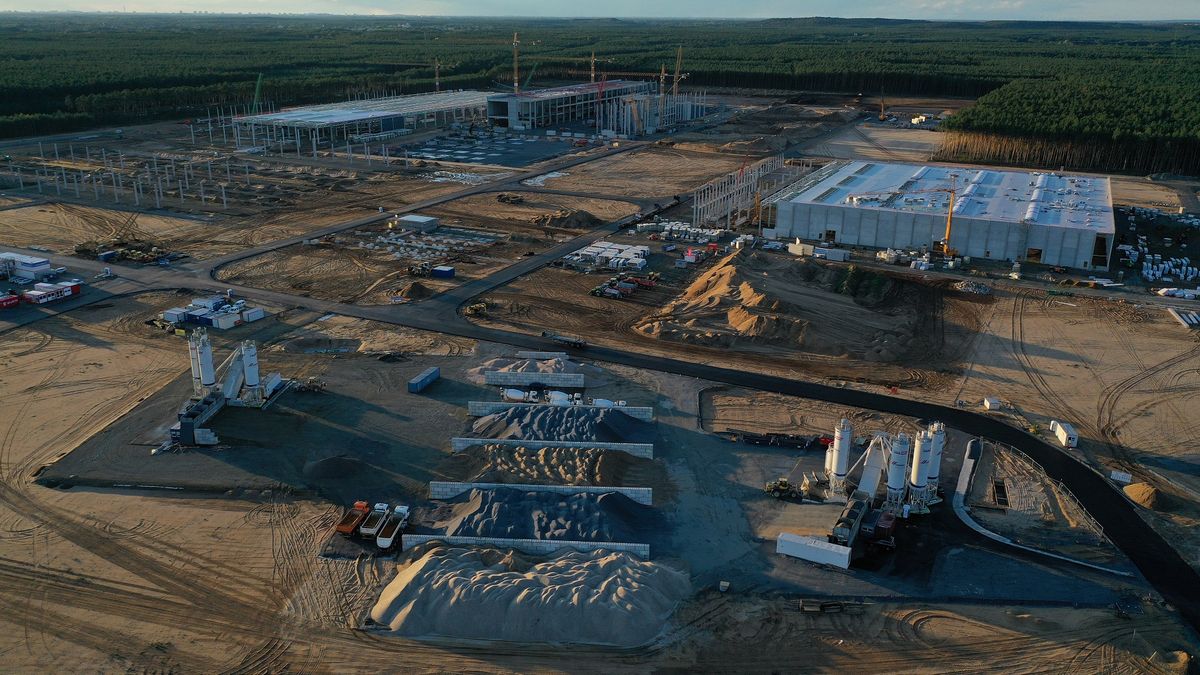 Gigafactory Berlin w trakcie budowy (fot. Sean Gallup/Getty Images)