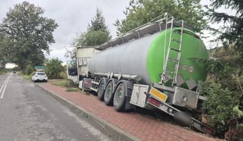 Kolonia Szczuczki: Ciężarówka wypadła z drogi