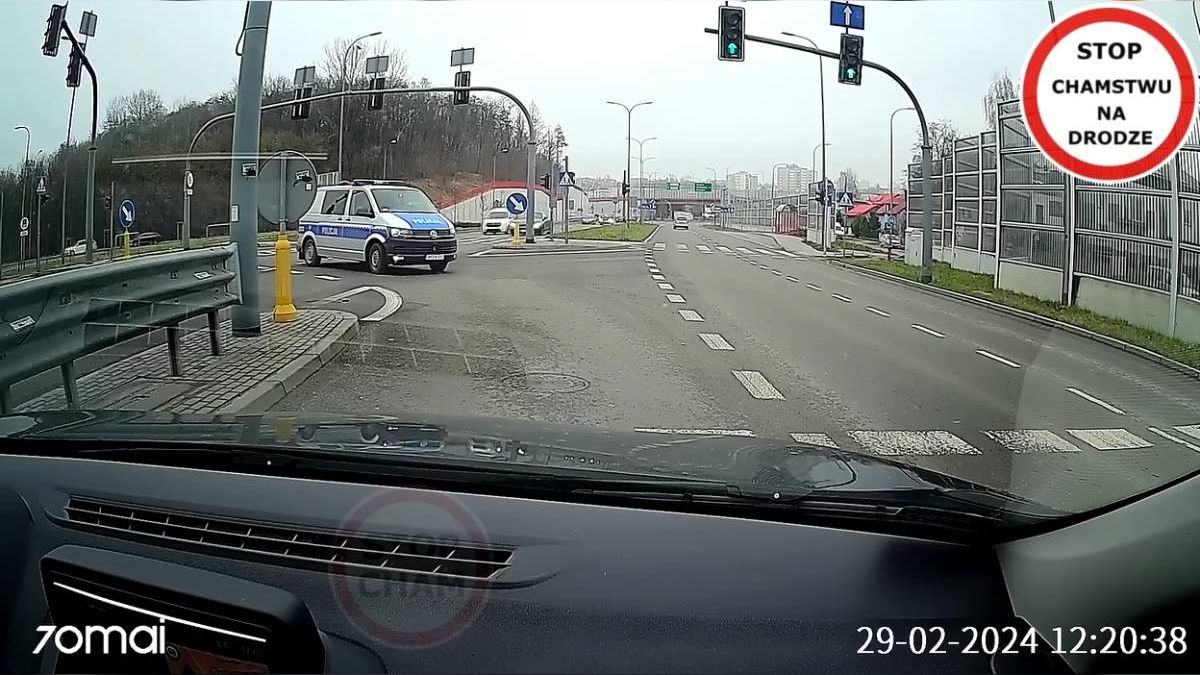 Policyjny radiowóz wjechał na skrzyżowanie na czerwonym, a do tego pod prąd