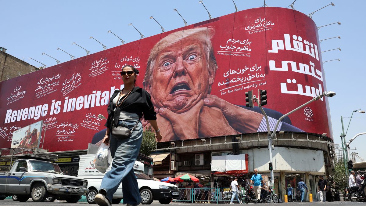 Iran and the US pause strikes
epaselect epa13135555 A woman walks past an anti-US and Trump billboard in a street in Tehran, Iran, 27 July 2026. The US and Iran paused strikes and retaliatory attacks to pursue diplomatic efforts to end the conflict over the Strait of Hormuz.  EPA/ABEDIN TAHERKENAREH RESTRICTIONS: NO Access Israel Media/Persian Language TV Stations Outside Iran/Strictly No Access BBC Persian/VOA Persian/Manoto TV/Iran International TV. (As mandated by Iran's Directorate General for Foreign Media) -- 
Dostawca: PAP/EPA.
ABEDIN TAHERKENAREH
epaselect