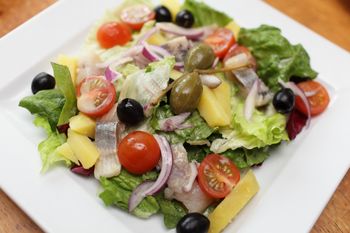 Alternatywa dla śledzi w śmietanie. Lekka sałatka na wigilię i sylwestra