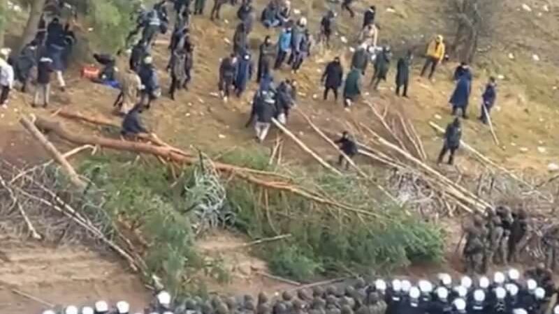 Migranci rozwalili fragment ogrodzenia na granicy polsko-białoruskiej