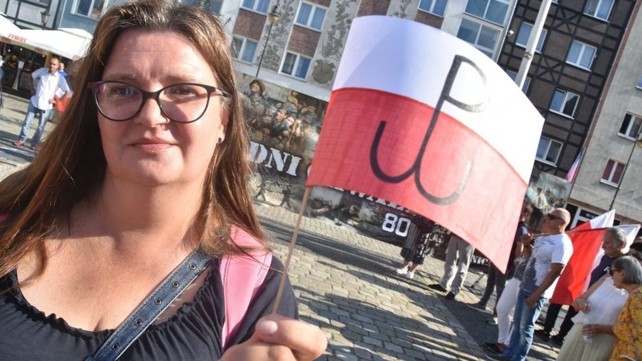 W zeszłym roku 1 sierpnia o 17.00 na Starym Rynku było około sto osób.