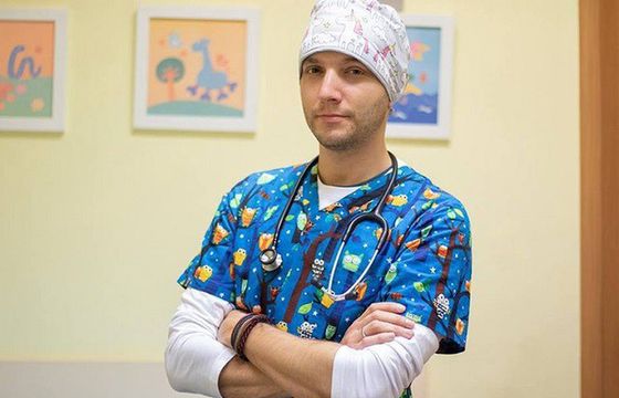 Lekarz Dawid Ciemięga zebrał 50 tys. złotych na film o antyszczepionkowcach. "Inspirowałem się Sekielskim"