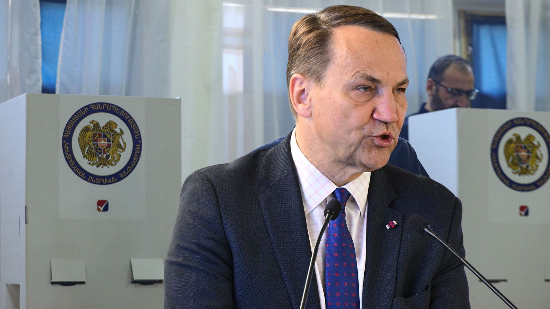Sikorski gratuluje. Mówi o zbliżeniu Armenii do Europy