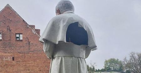 Figura papieża zniszczona. Sprawca ujęty