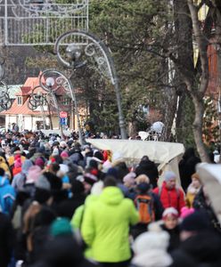 Tłumy pod Giewontem. Ustawiają się całe kolejki ludzi
