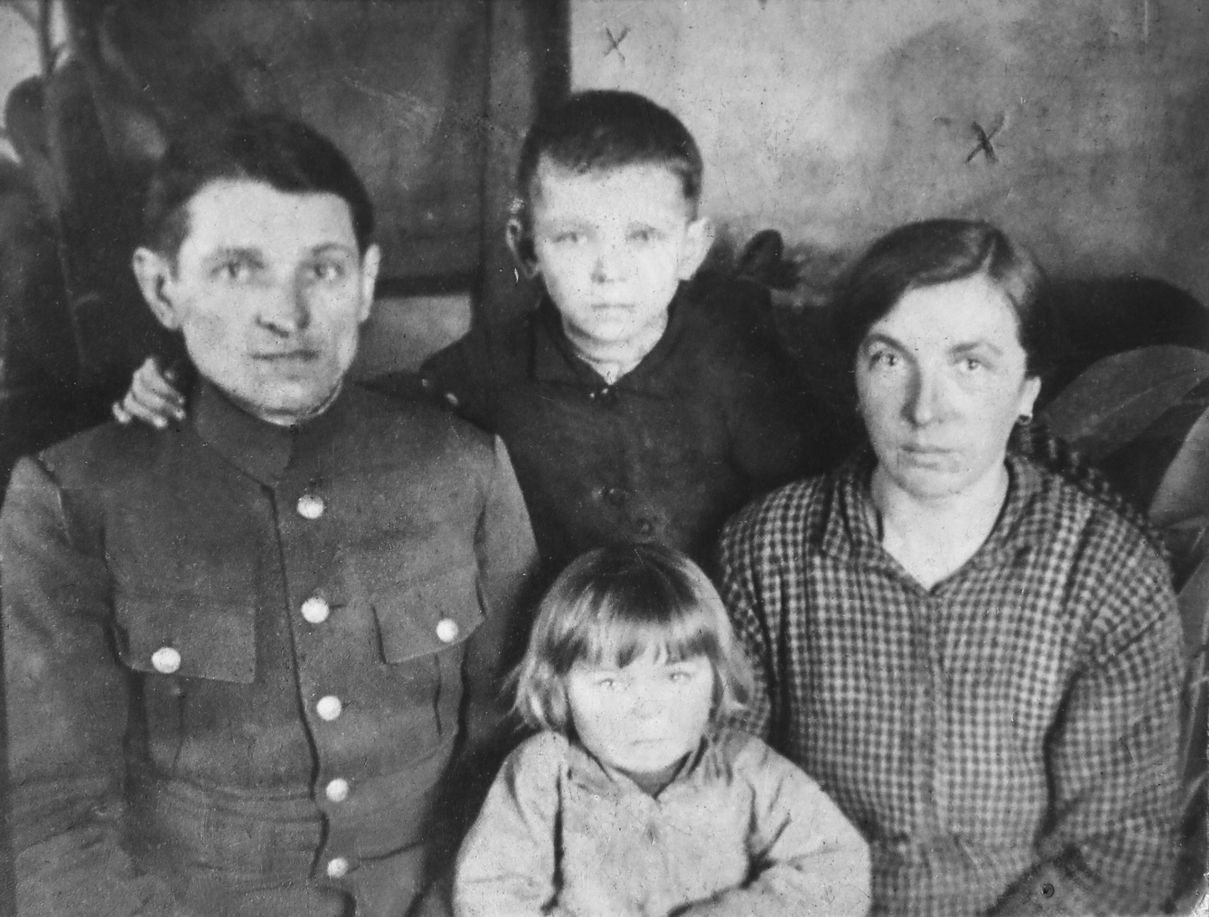 Na zdjęciu Stefan i Stanisława Bojko wraz z dziećmi Rozalią i Edwardem. Z rzezi wołyńskiej ocalała tylko dziewczynka. Zdjęcie z książki &quot;Dziewczyny z Wołynia” (materiały prasowe)