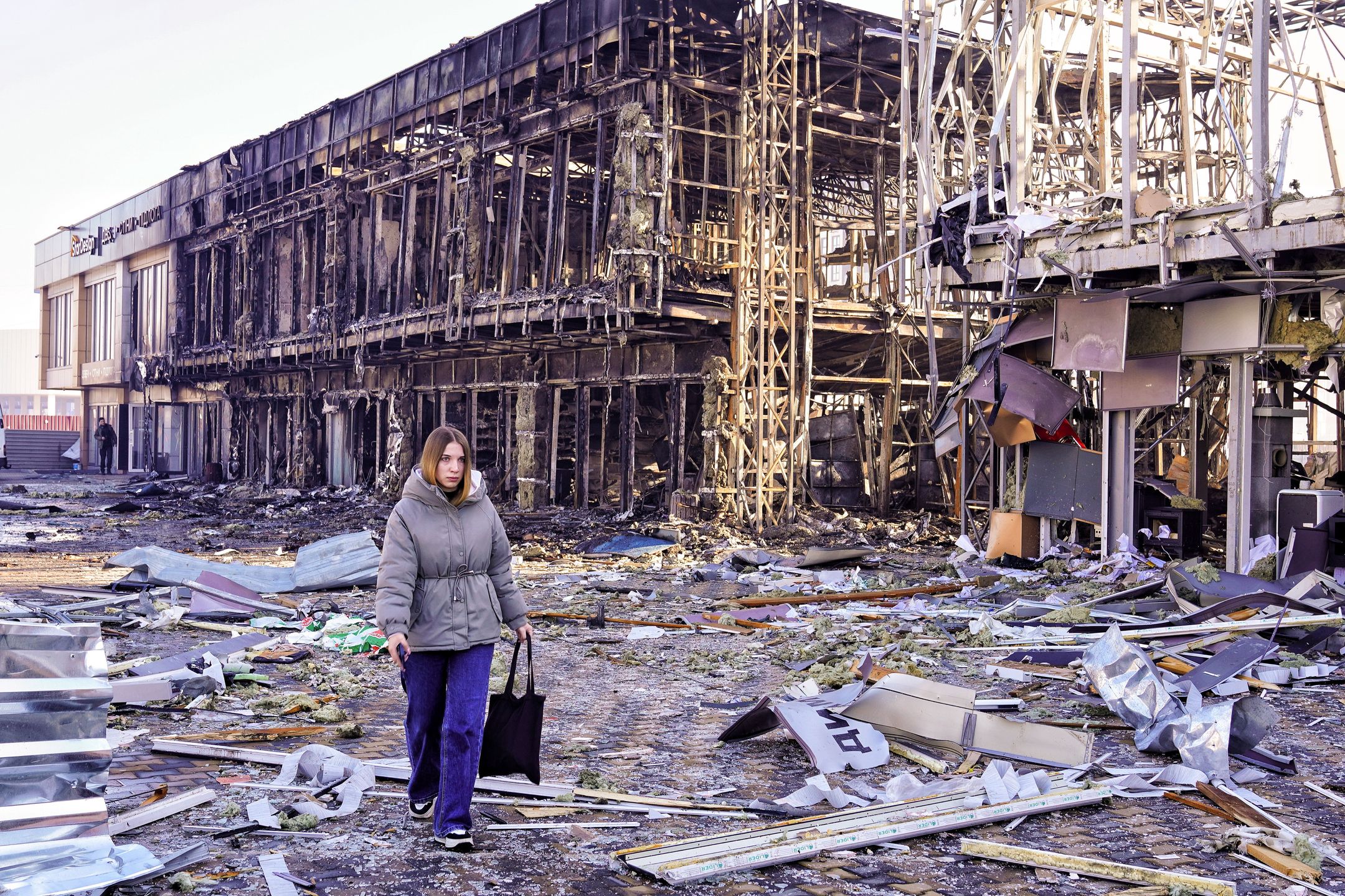 Odessa, Ukraina, 21.03.2025. Zniszczenia po rosyjskim ataku rakietowym w Odessie, 21 bm. Uszkodzonie zostało centrum handlowe, stacja benzynowa, budynki mieszkalne i sklepy. Trwa inwazja Rosji na Ukrainę. (aldg) PAP/Alena Solomonova