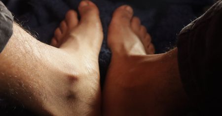 Objaw pojawia się na stopach. To znak, że wątroba jest na wykończeniu