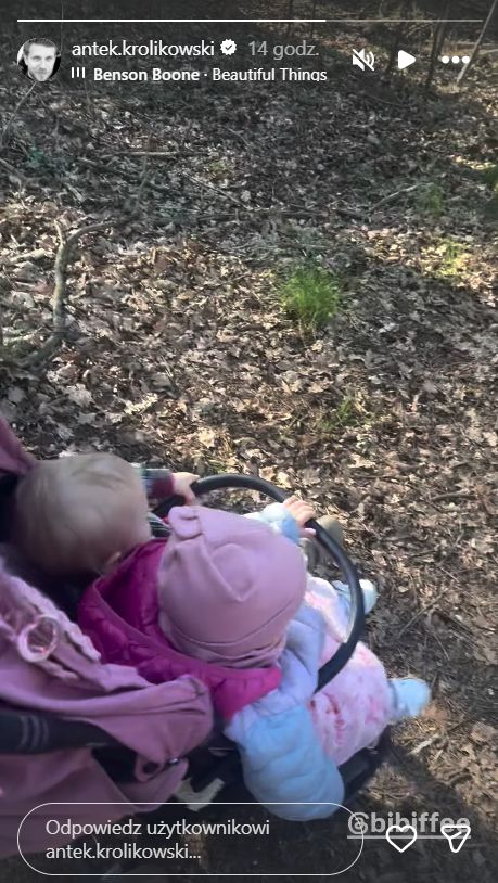 Antek Królikowski na spacerze z rodziną