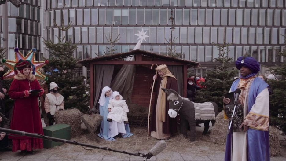 Warszawa. Do stajenki, urządzonej na placu Piłsudskiego przybyli trzej królowie. Tegoroczny orszak z powodu pandemii miał symboliczny wymiar