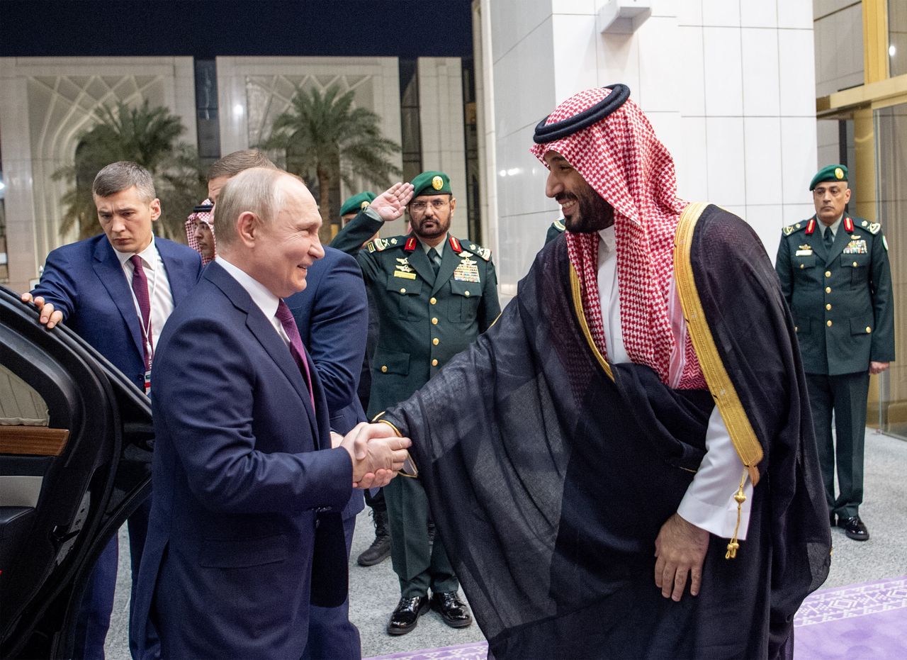 Saudi Arabia to boost oil production, challenging Russian budget