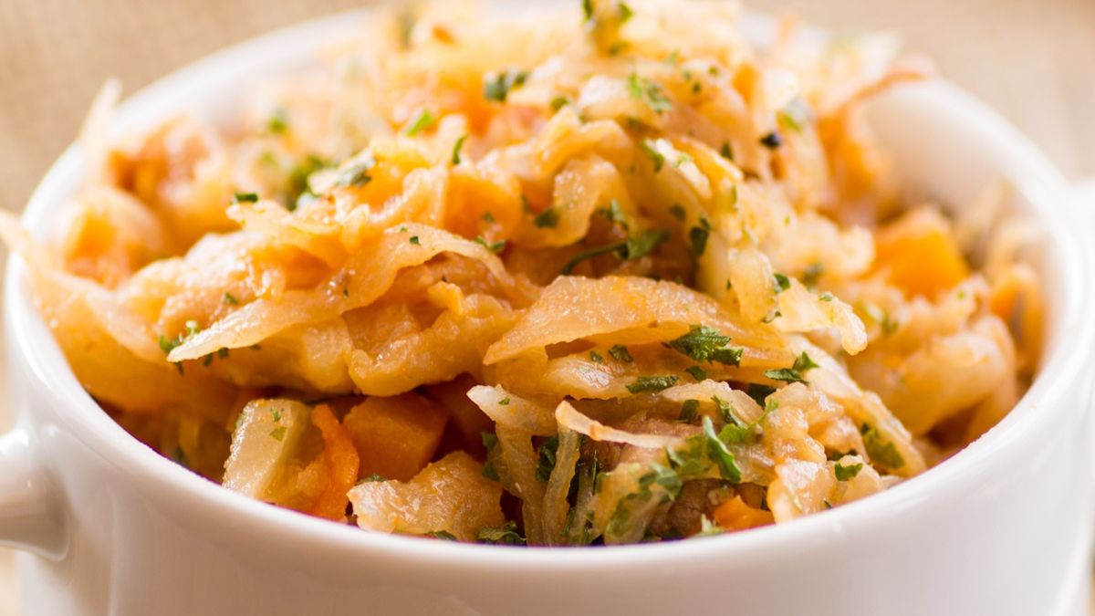 Młoda kapusta zasmażana z przecierem