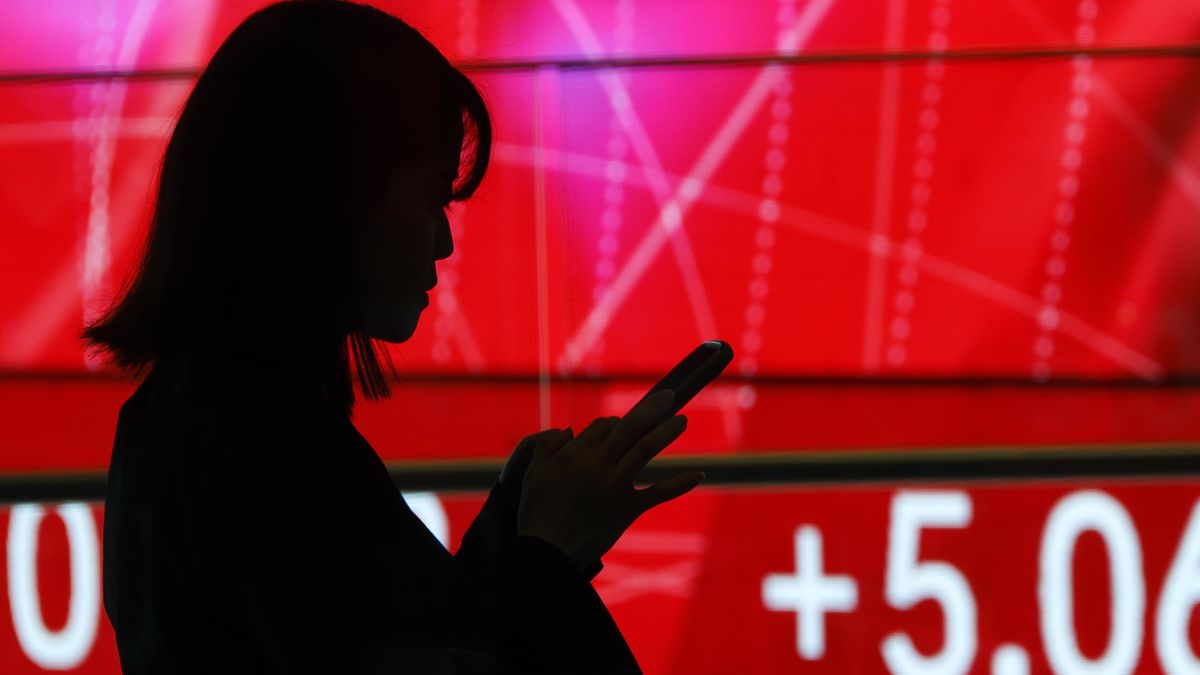 A woman is silhouetted before a stock market indicator board in Tokyo, Japan, 08 April 2026. Tokyo stocks soared by more than 5 percent after US President Trump announced a two-week cease-fire with Iran. EPA/FRANCK ROBICHON Dostawca: PAP/EPA.