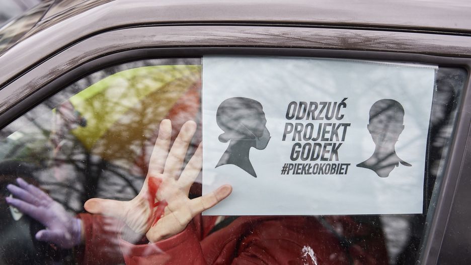 Protest przeciwko zaostrzeniu prawa aborcyjnego i wprowadzeniu kar za edukację seksualną na rondzie w centrum Gdańska.
