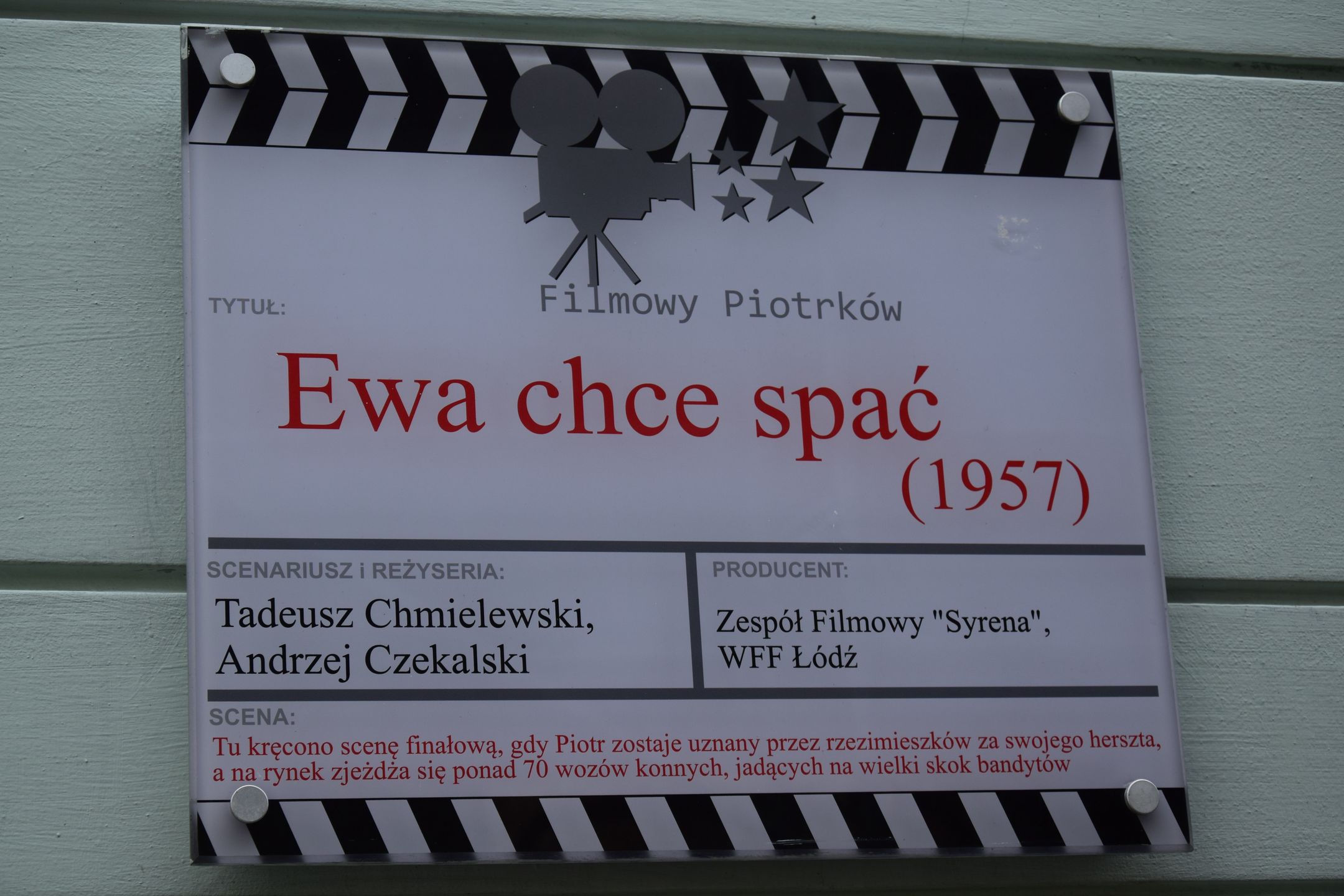 Miejsca, w których nagrywane były sceny filmowe, oznakowane są specjalnymi tabliczkami przytwierdzonymi do ścian budynków