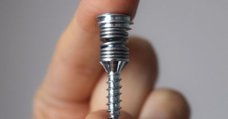 Masz dość hałaśliwych sąsiadów? Ten kawałek metalu załatwi wszystko