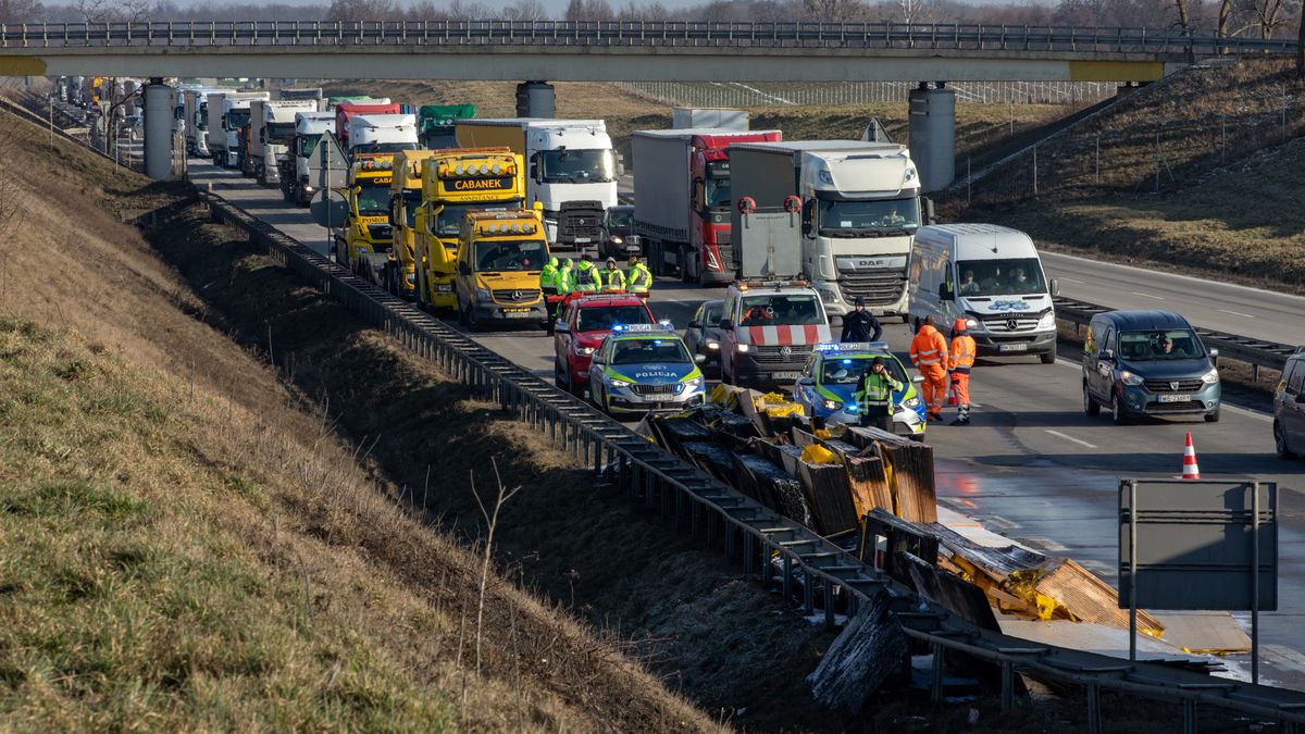 miejsce wypadku
Krzysztof �wik
A4, auta, autostrada, ci�arowe, ci�ar�wki, spalone, wypadek, zderzenie, policja, policjant, auto, korek, pojazd, pojazdy, ruch wstrzymany, samochody, samoch�d, ci�gnik siod�owy, ci�gniki siod�owe